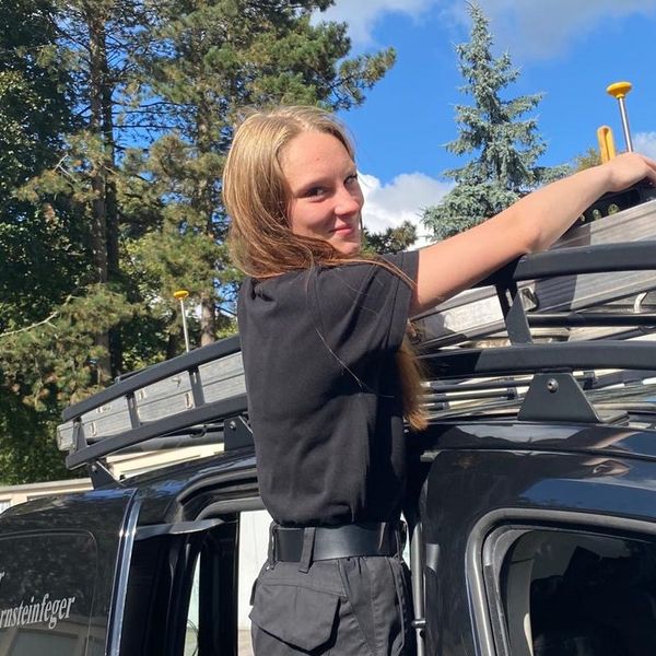 Celina Sisting am Dachträger des Firmenwagens